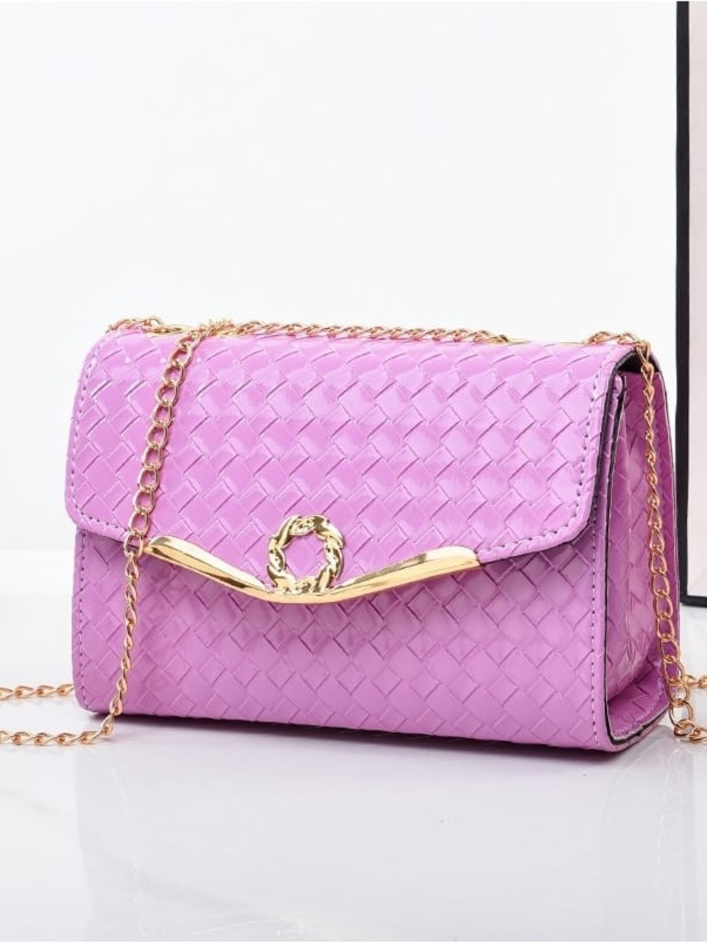 Chic Woven Pink Crossbody Bag with Gold Chain Accent